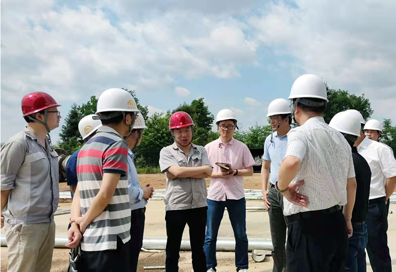 能礦錳業(yè)黨委書記、董事長肖居廣向檢查組介紹錳冶金渣項(xiàng)目建設(shè)情況.jpg