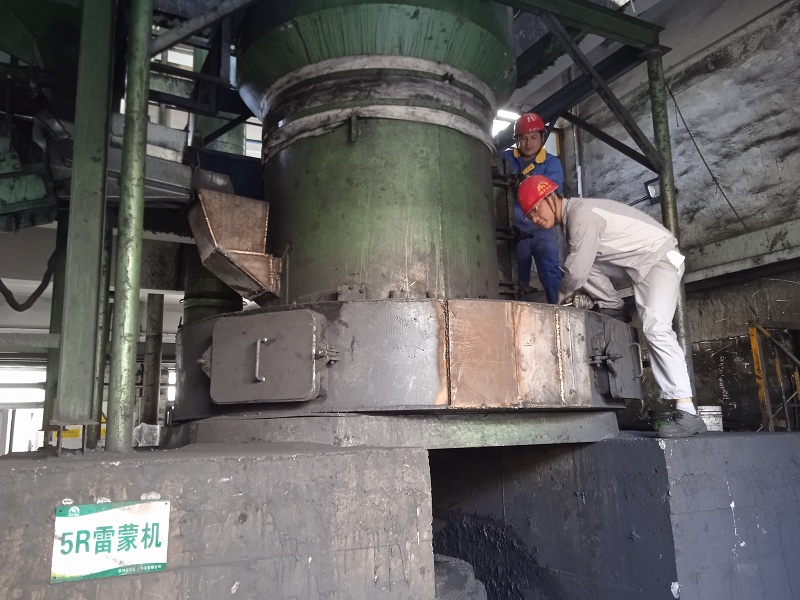 新能源材料分廠黨員陳波配合處理雷蒙機故障.jpg