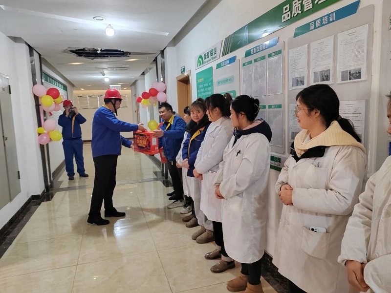 譚曉軍在化驗室.jpg