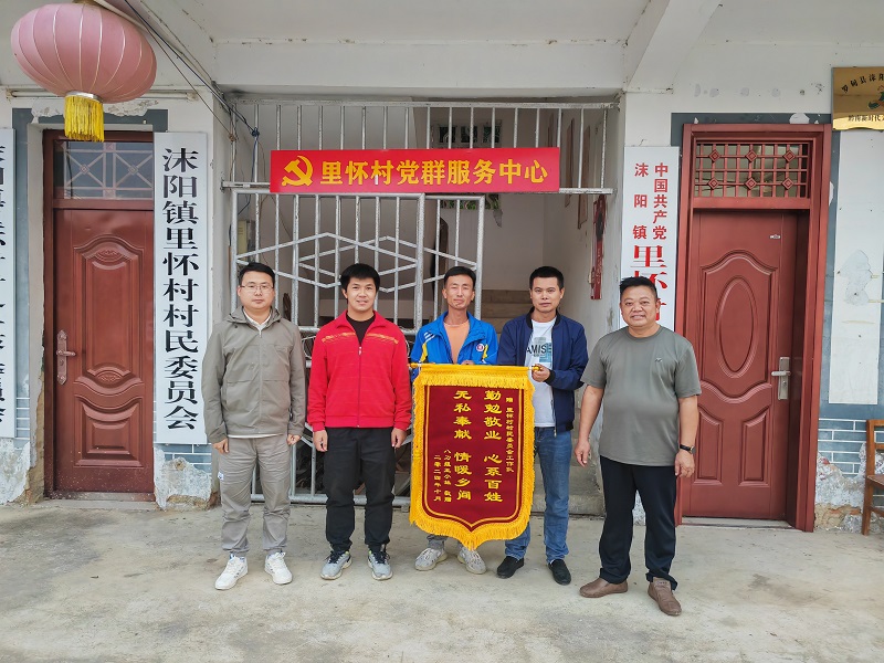 因群眾工作做得好，工作隊獲村民贈送錦旗一面.jpg