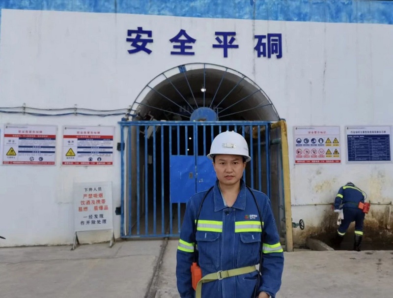 石治均在大竹園采礦項目考察學(xué)習(xí).jpg